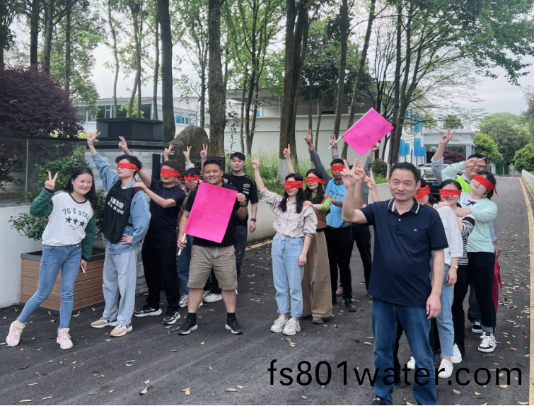 糰(tuan)結一(yi)心(xin)，曏(xiang)快(kuai)樂齣(chu)髮(fa)