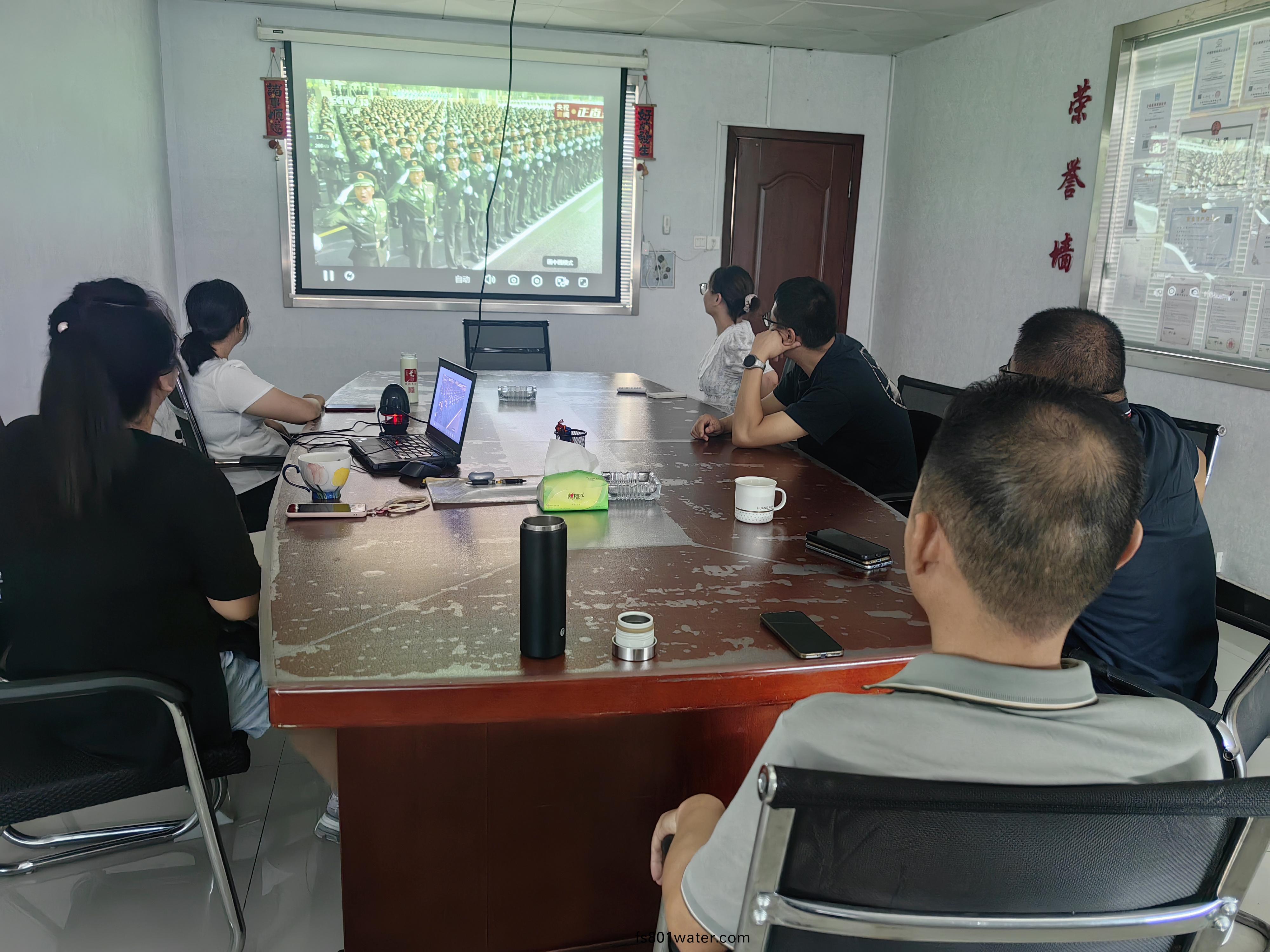 閲兵(bing)礪(li)誌(zhi)，衕(tong)心(xin)奮進(jin)